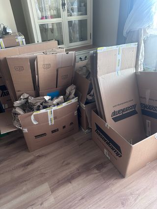 Cajas y papel de mudanza
