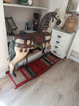 Caballo carrusel madera antiguo