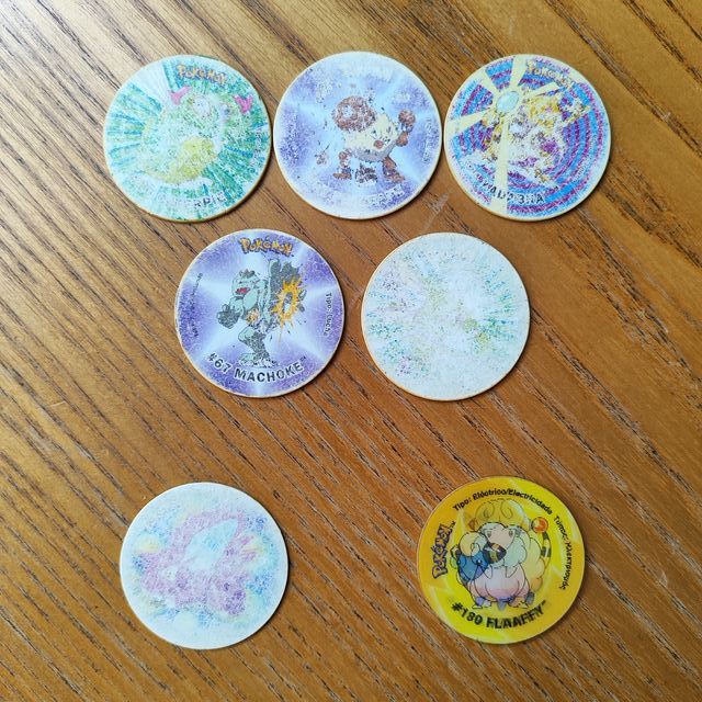 Mix 64 tazos Pokémon + Portatazos Beyblade