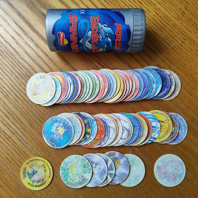 Mix 64 tazos Pokémon + Portatazos Beyblade