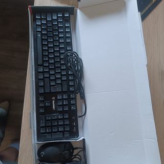 Teclado y ratón, alfombrilla 