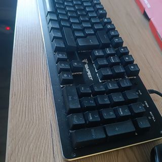 Teclado y ratón, alfombrilla 
