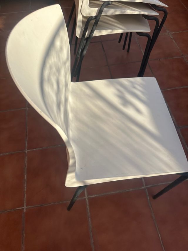 4 Sillas blancas - Patas negras