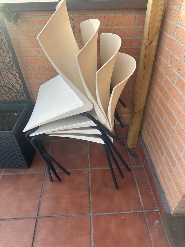 4 Sillas blancas - Patas negras