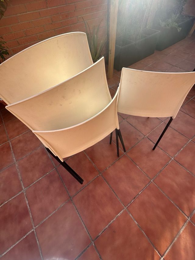 4 Sillas blancas - Patas negras