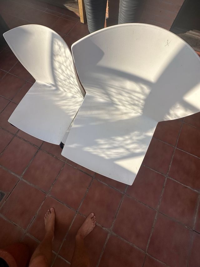 4 Sillas blancas - Patas negras