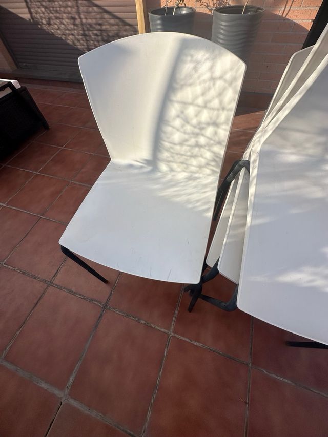 4 Sillas blancas - Patas negras