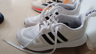 Zapatillas Adidas blancas y azules - 39-40