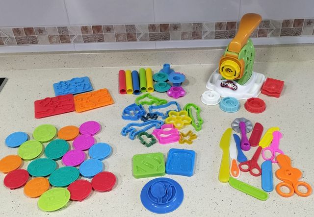 Play-Doh:Fabrica pasta y 60 Accesorios plastilina