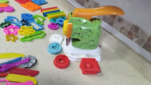 Play-Doh:Fabrica pasta y 60 Accesorios plastilina