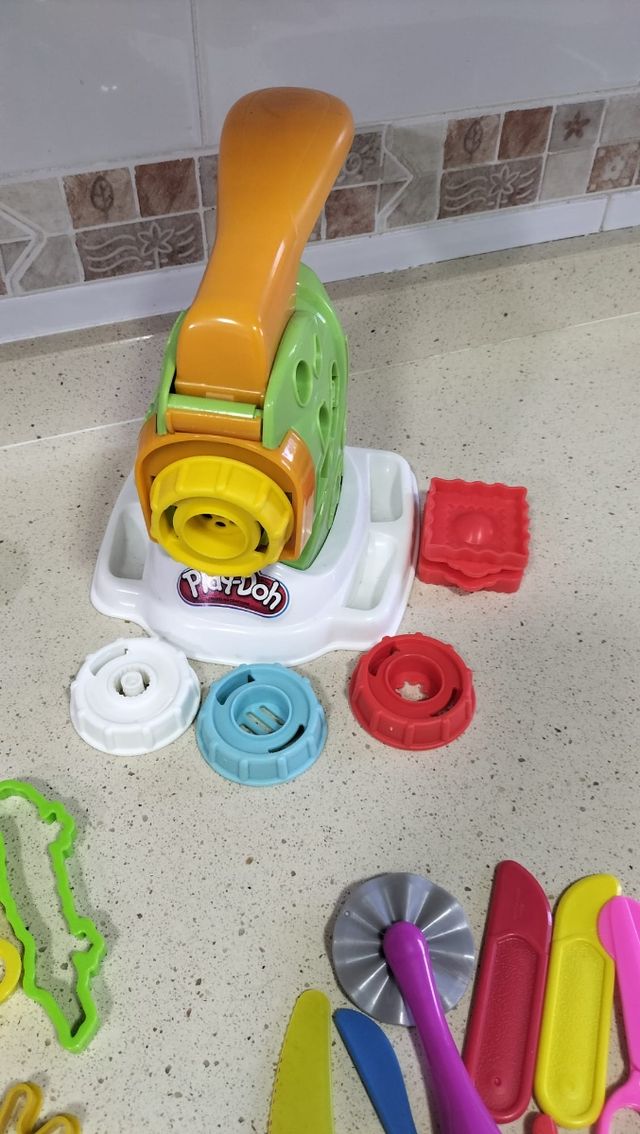 Play-Doh:Fabrica pasta y 60 Accesorios plastilina