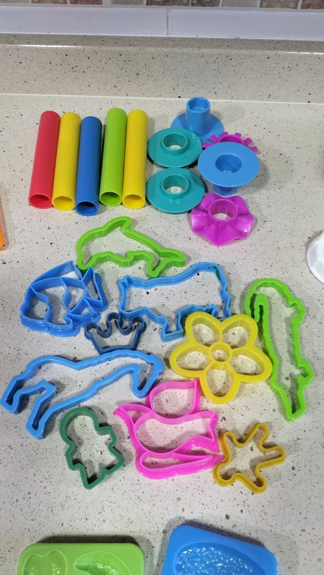 Play-Doh:Fabrica pasta y 60 Accesorios plastilina