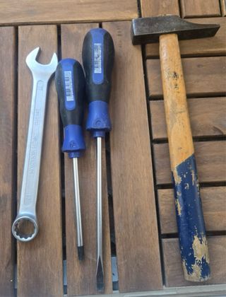 Pack herramientas: martillo, llaves, destornillado