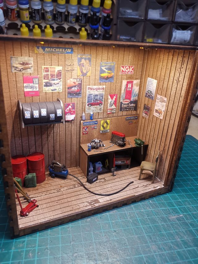 Diorama vintage taller de coches en miniatura