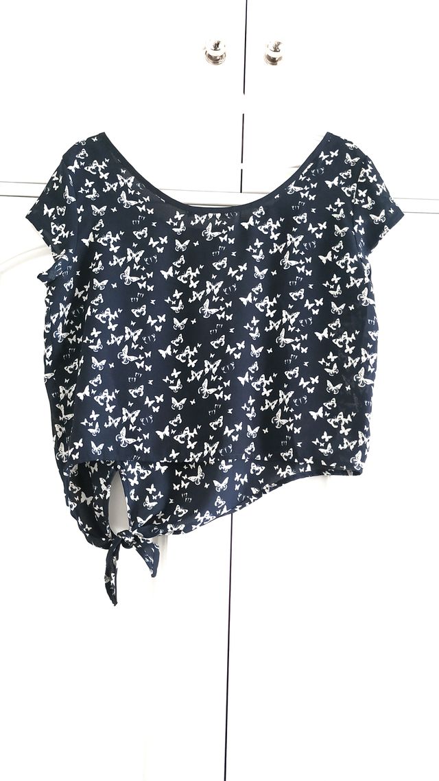Blusa azul marino mariposas - top corto