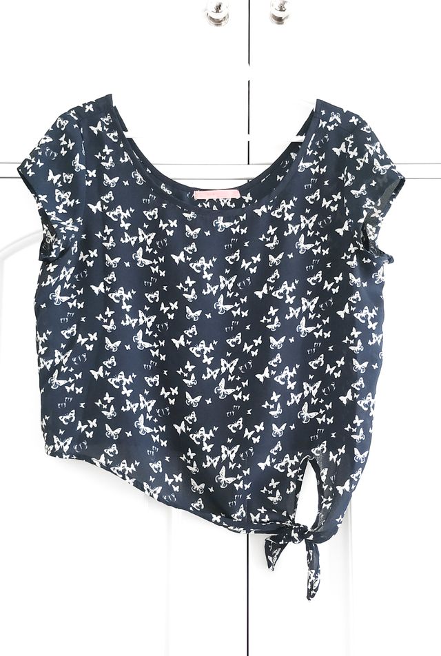 Blusa azul marino mariposas - top corto