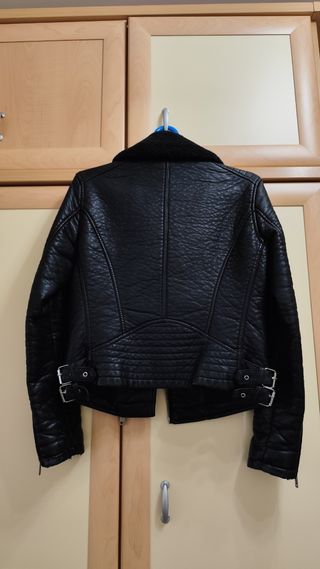 Cazadora biker negra polipiel negra zara
