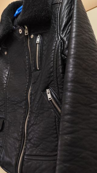 Cazadora biker negra polipiel negra zara