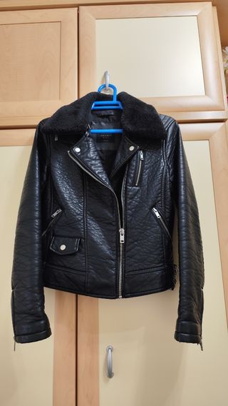 Cazadora biker negra polipiel negra zara
