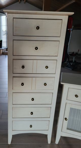 Conjunto dormitorio: cómoda, mesita y perchero