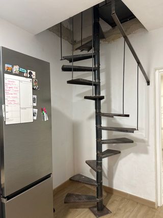 Escalera caracol metal pequeña