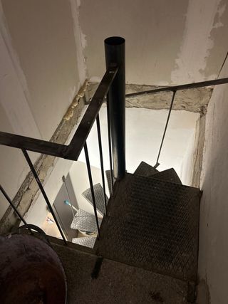 Escalera caracol metal pequeña