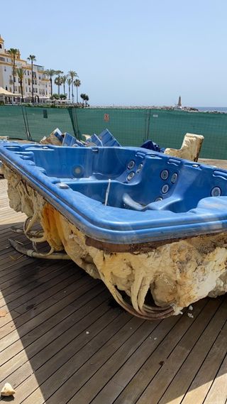 Jacuzzi azul usado