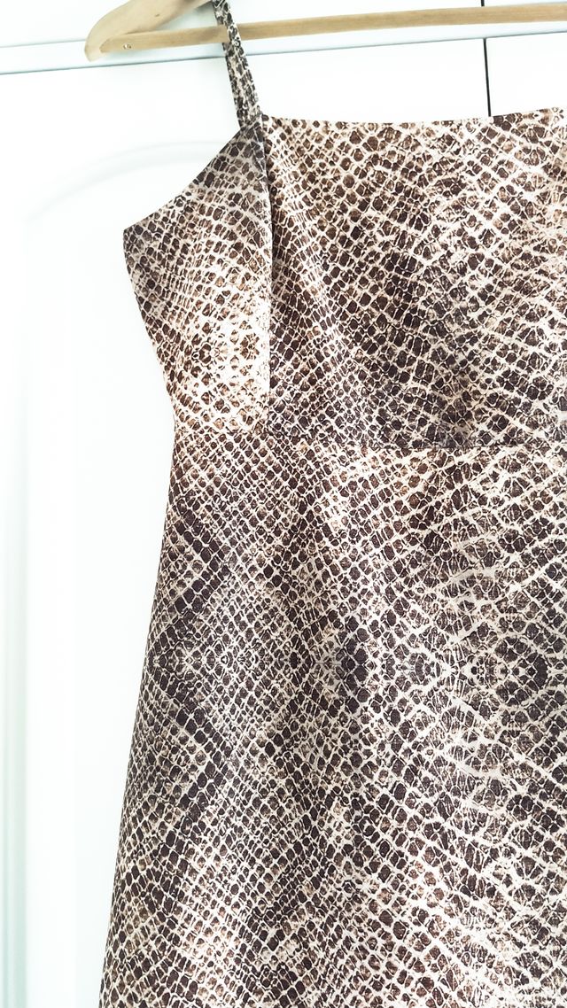 Vestido mini serpiente beige