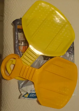 2 trineos nieve - amarillo y naranja