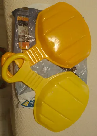 2 trineos nieve - amarillo y naranja