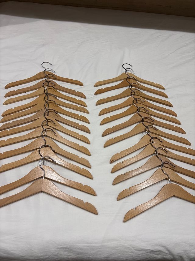 24 Perchas Madera Niños - Marrón 32cm.