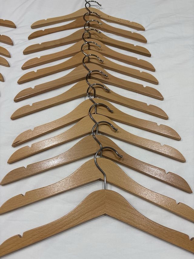 24 Perchas Madera Niños - Marrón 32cm.