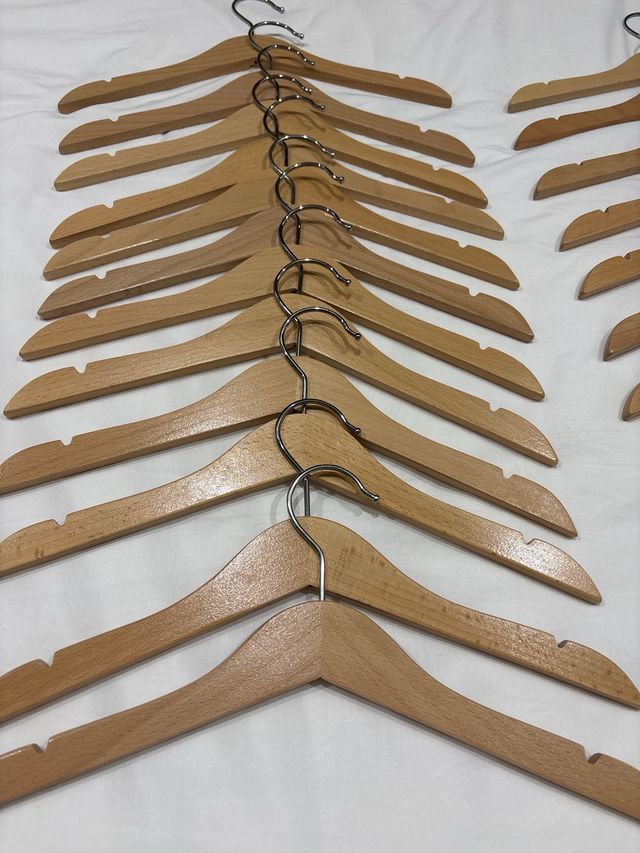 24 Perchas Madera Niños - Marrón 32cm.