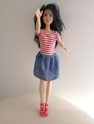 Muñeca Barbie - Vestido Rojo y Azul
