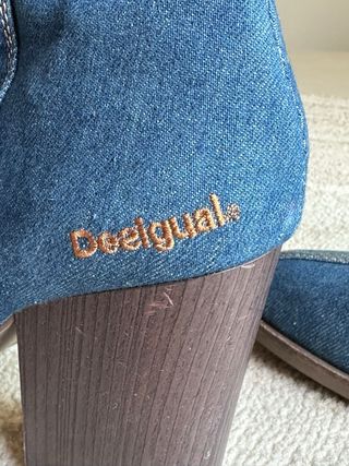 Botines Desigual tacón azul