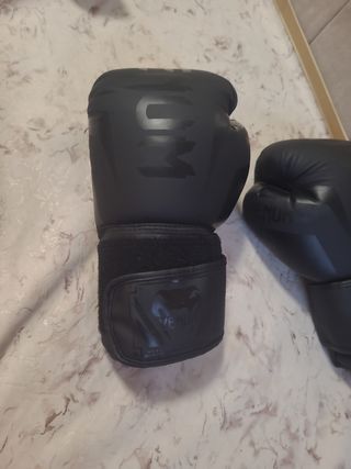Guantes boxeo Venum negros.estan nuevos a estrenar