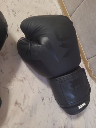 Guantes boxeo Venum negros.estan nuevos a estrenar