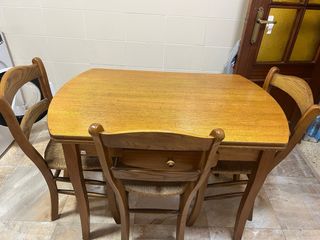 Mesa roble extensible + 2 
sillas.