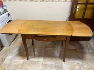 Mesa roble extensible + 2 
sillas.