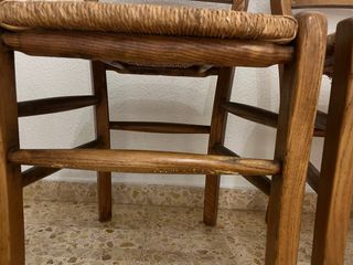 Mesa roble extensible + 2 
sillas.