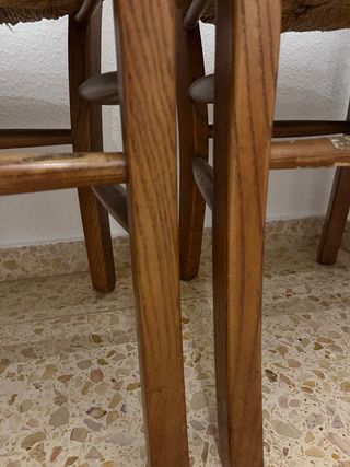 Mesa roble extensible + 2 
sillas.