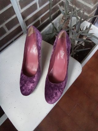 Zapatos tacón terciopelo color vino.

