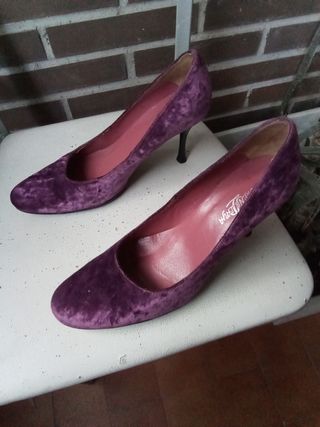 Zapatos tacón terciopelo color vino.

