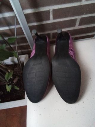 Zapatos tacón terciopelo color vino.

