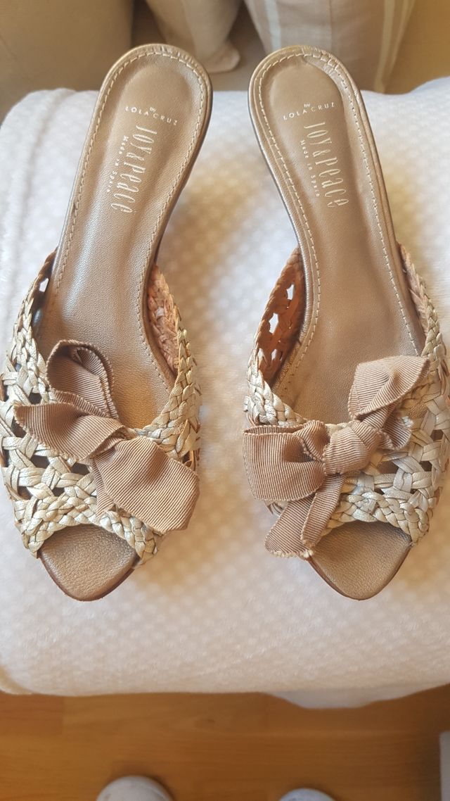 Sandalias Lola Cruz beige-doradas
