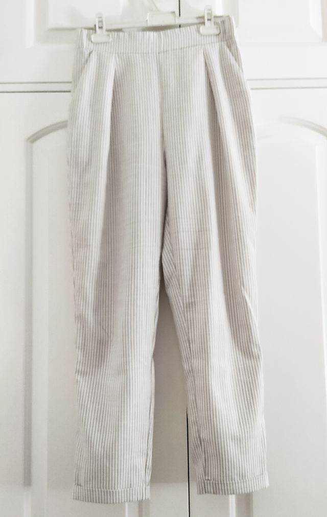 Pantalones rayados beige