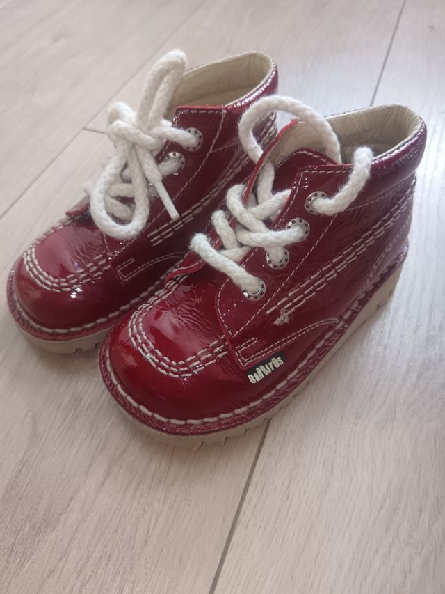 Botines marca barritos de piel y charol.