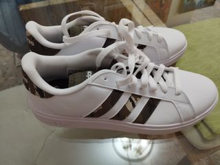 Zapatillas Adidas blancas c/ camuflaje - 42