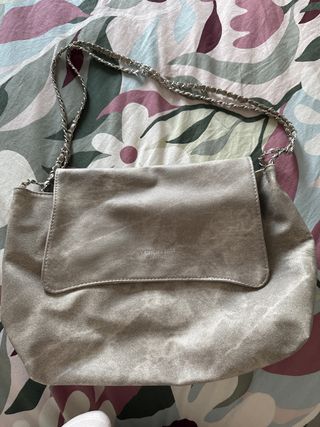 Bolso de hombro plateado con cadena 