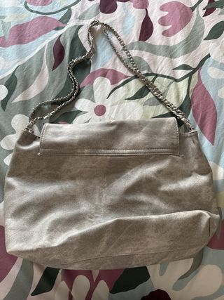 Bolso de hombro plateado con cadena 